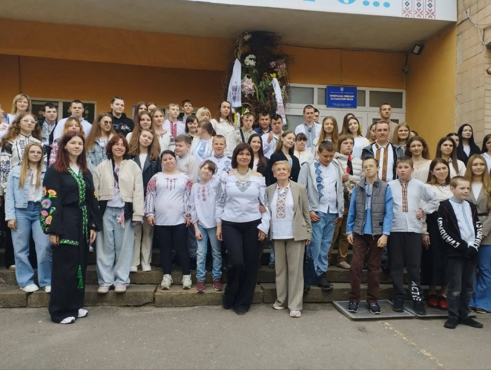 Спільна подія учнів, педагогів і друзів у вишиванках