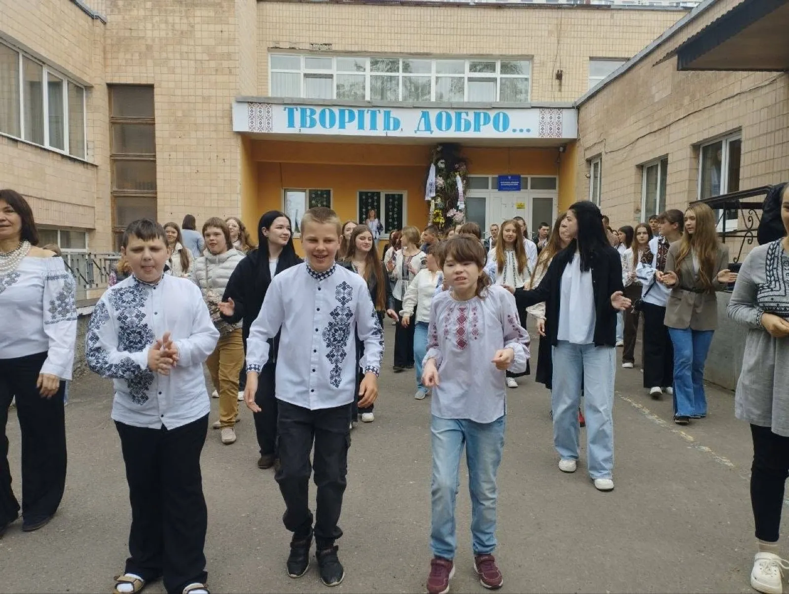 Діти й молодь у вишиванках разом на події спільноти