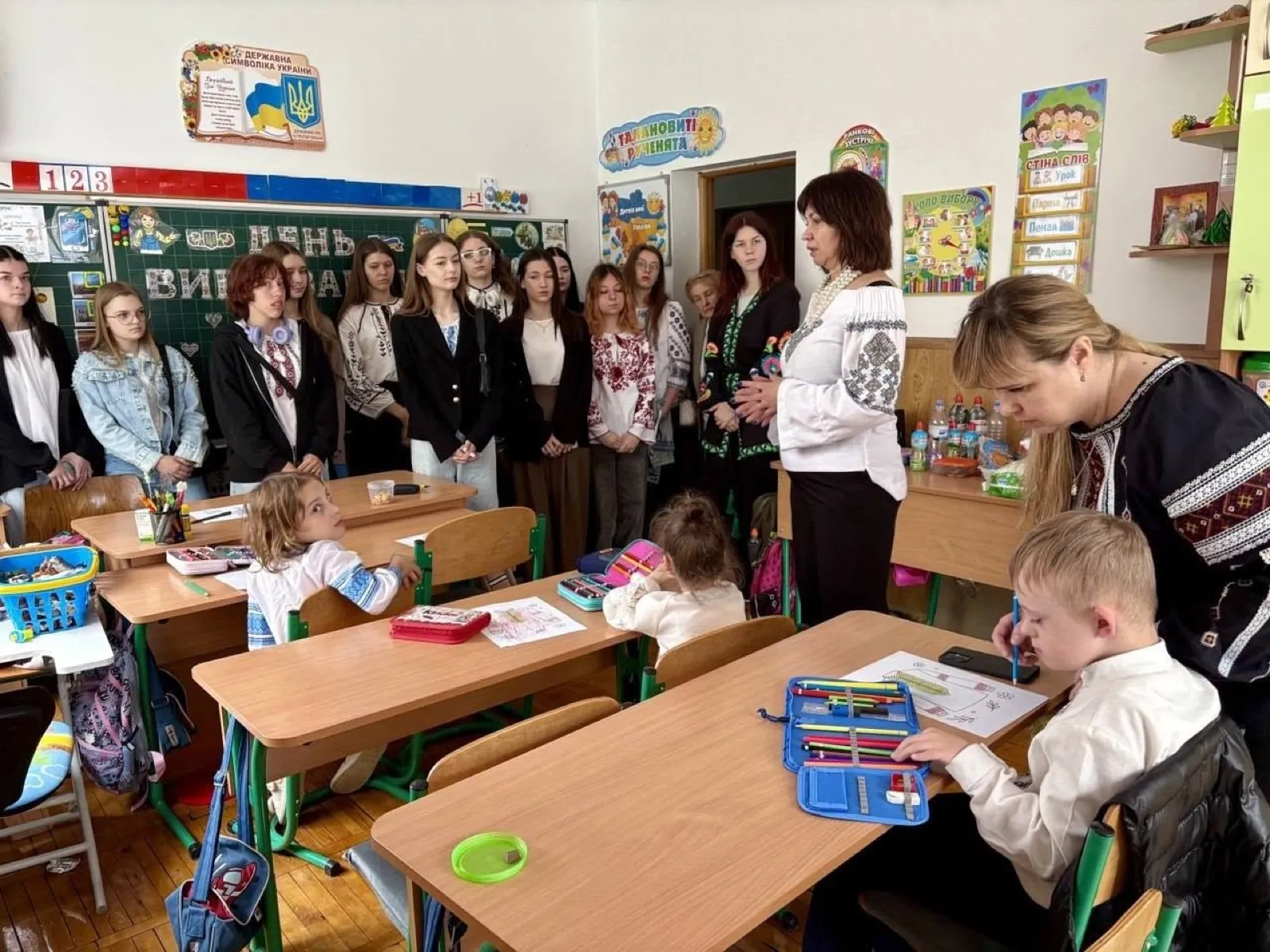 Діти, педагоги та гості під час навчальної зустрічі